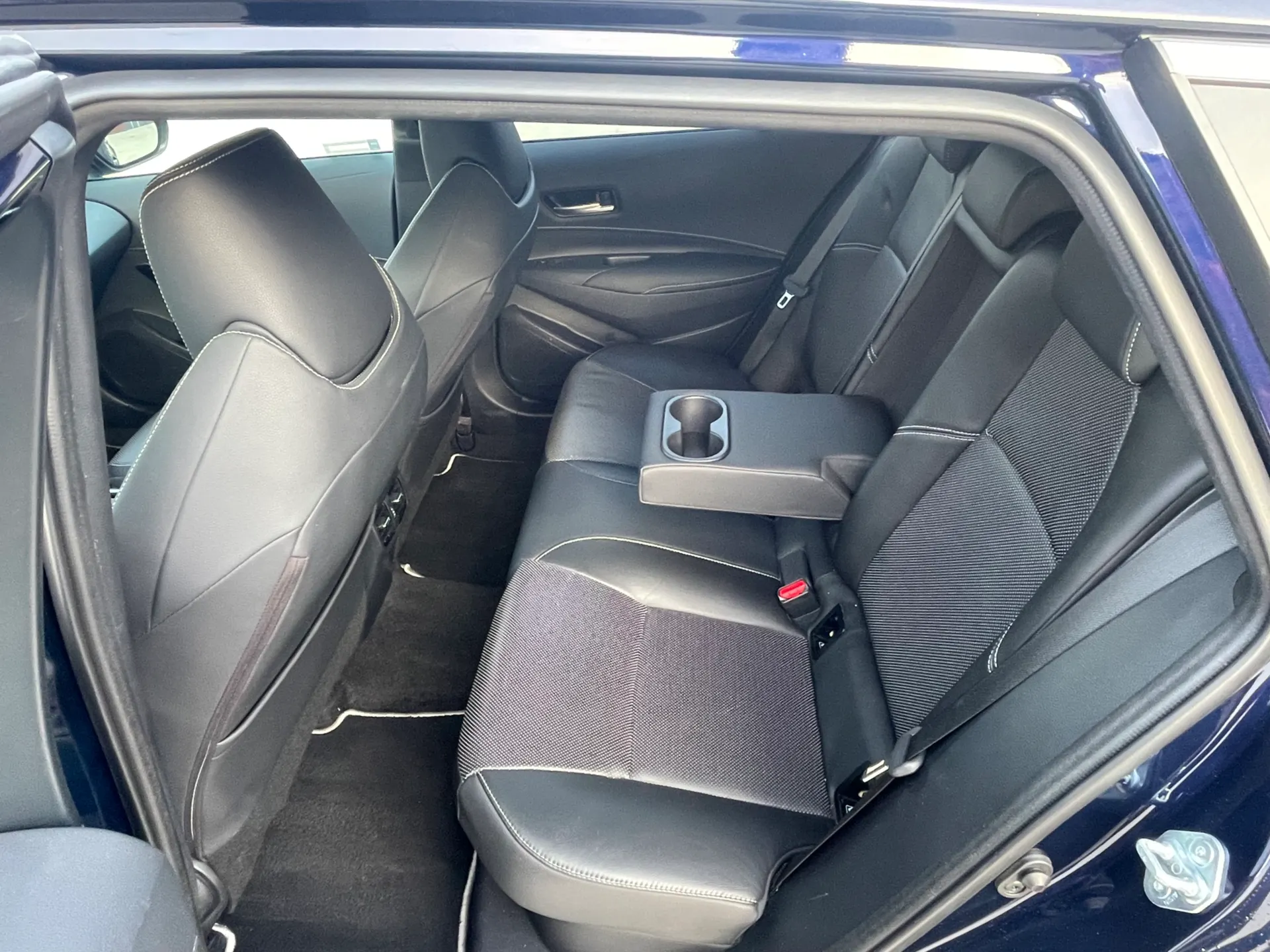 прокат Toyota Corolla Combi Touring Sport 1.8 Hybrid фото 9